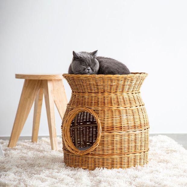 ラタンの手編み籠でつくられたナチュラルな雰囲気のペットハウス（猫使用例）