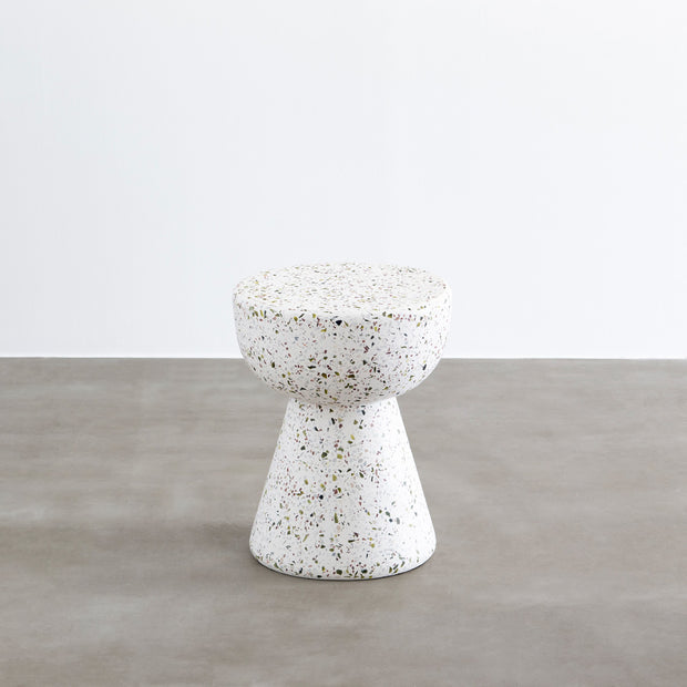大理石を散りばめたテラゾ―スタイルとユニークなフォルムのサイドテーブル