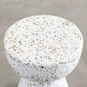大理石を散りばめたテラゾ―スタイルとユニークなフォルムのサイドテーブル（テーブル面）